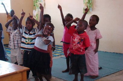 Barnen i förskolan i Ndoundokh som sjunger.