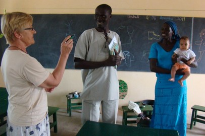Mirja Montonen, lärare Ndiaye och förskolelärarinnan Fatou Faye med Ronya i famnen