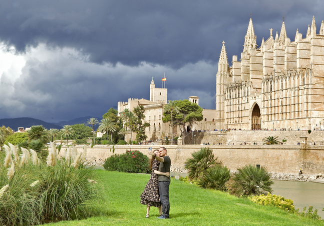 Förälskat par utanför katedralen La Seu i Palma på Mallorca. Katedralen började byggas på 1200-talet och är med sin 44 meter höga kupol en av världens största gotiska katedraler.