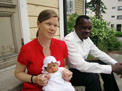 Så här såg vi ut ett par veckor efter att Ronya föddes. Bertrand var i Finland några veckor i samband med förlossningen. 