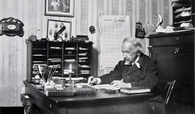 Zacharias Topelius vid sitt arbetsbord i Björkudden i Sibbo år 1897. Bilden till höger visar utkastet till ”Giv mig ej glans, ej guld, ej prakt” som skrevs 1887. 