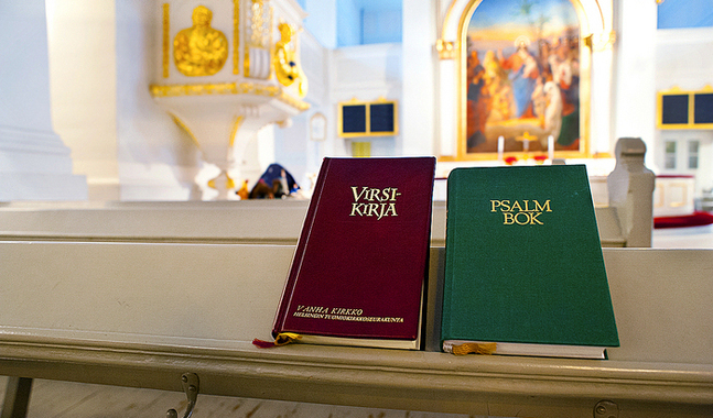 Tvåspråkigheten berikar kyrkan och bör ses som något självklart, säger kanslichef Jukka Keskitalo. (foto: Johan Myrskog) 