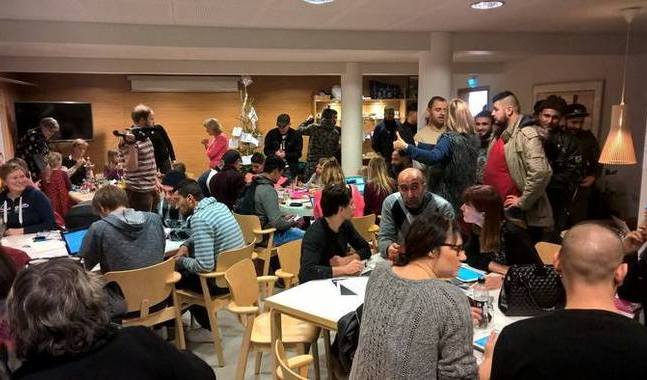I Drumsö församlings kafé samlas asylsökande och församlingsaktiva.