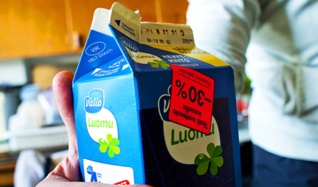 Eva skulle helst köpa enbart ekomjölk, men det har hon inte råd med. Hennes bidrag för miljön är att köpa en liter ekomjölk då och då. (foto: Sofia Torvalds)