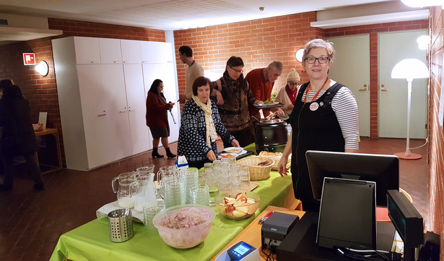 Johanna Sademaa ansvarar för matsalssidan vid lunchserveringen. Hon betjänar också på svenska.