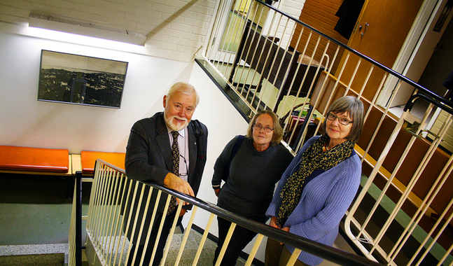Hans Cederqvist, Anna-Brita Hukka och Barbro Cedercreutz träffas i svenska församlingens utrymmen, en del av det svenska kvarteret på Hamngatan i Tammerfors. (FOTO: Nina Österholm)