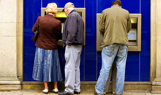 En bankautomat är en billig lösning för bankerna och de flesta bankkunder. Men i takt med att allt fler ärenden flyttas till nätet marginaliseras allt flere personer, främst äldre. Digitaliseringen kan hota deras mänskliga rättigheter. FOTO:ISTOCK