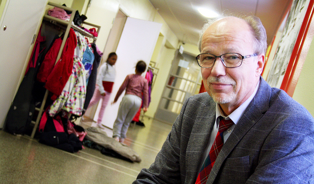 Markus Andersson är både lärare och präst men känner sig mest som en verkställande direktör. (foto: Nina Österholm)