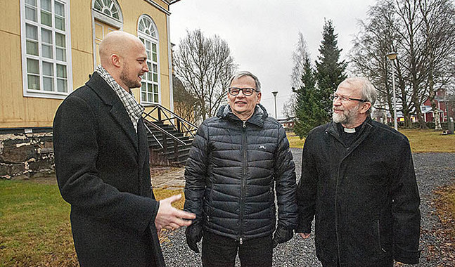 Niklas Wallis, Timo Saitajoki och Anders Store är idag  kyrkoherdar i var sin församling. Nu blir Store kyrkoherde medan Wallis och Saitajoki blir kaplaner i en gemensam församling.