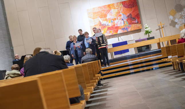 Lovsångsgruppen backar upp gudstjänsbesökarna med sånger på svenska och finska. 