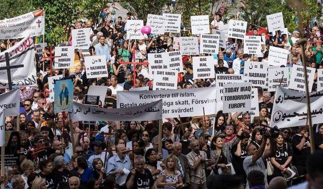 Tio tusen deltagare demonstrerade i Stockholm söndagen den 10 augusti. Kommittén för Mellanösterns kristna vill väcka världen för den etniska utrensning som äger rum i Irak, både bland kristna och yasidier.