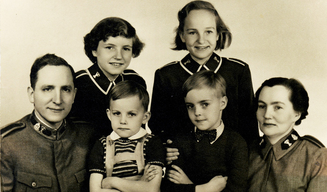 Erik Wahlströms
bägge föräldrar var officerare i Frälsningsarmén. (Erik Wahlström står på fotot till vänster om sin mamma Astrid.) 