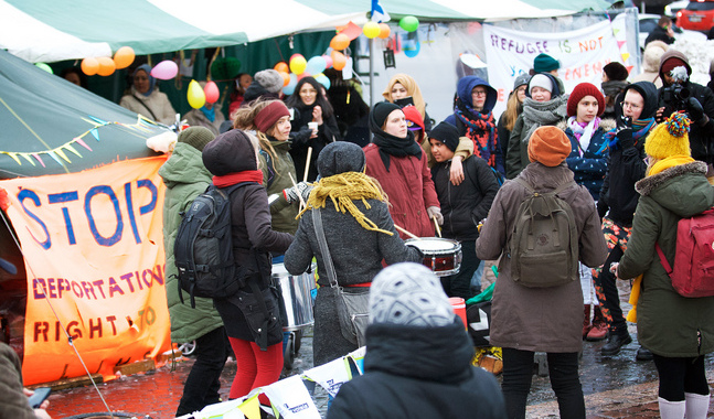 Den senaste månaden har asylsökande demonstrerat i centrum av Helsingfors för en humanare asylpolitik. 