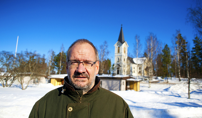 – Vi får vara glada och tacksamma över den medicinska forskningen som ger helt nya livsmöjligheter. Den är i högsta grad helbrägdagörande, säger kyrkoherde Håkan Djupsjöbacka i Liljendal. Han ser ingen motsättning mellan bön och medicin. (FOTO: Rolf af Hällström)
