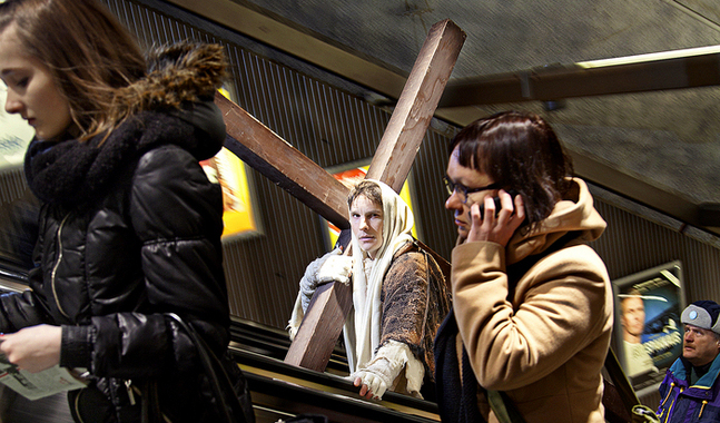Martin Bahne spelar Jesus i årets Via Crucis i Helsingfors. FOTO: Frank Leiman