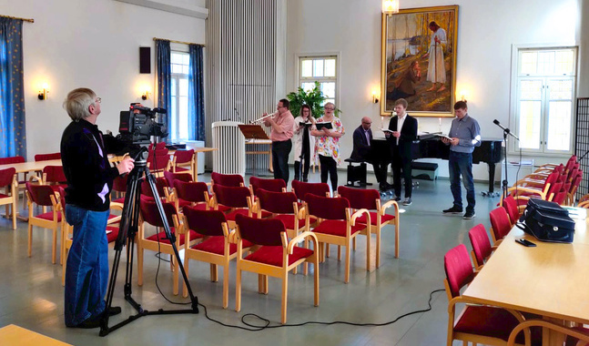 Sven-Erik Vesterback från Petalax-Bergö Lokal-tv-förening spelar in en sångstund i Petalax församlingshem.