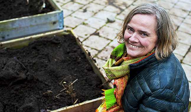 Annika Luther har tillsammans med sina elever vid Tölö gymnasium förberett jorden för vårens plantor.
