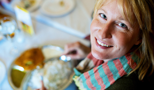 Kyrkpressen-redaktören Sofia Torvalds tror att det är viktigt att vuxna är goda förebilder genom att äta regelbundet och mångsidigt. FOTO: Christa Mickelsson