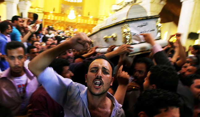 koptiska kristna bär kistor med de män som dog under sammandrabbningarna i Khusus mellan muslimer och kristna. FOTO: LEHTIKUVA/reuters/ MOHAMED ABD EL GHANY