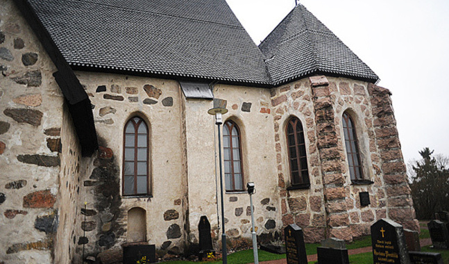 I Nousis finns en av vägkyrkorna.