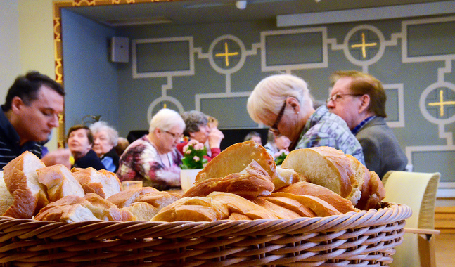 Att äta tillsammans är mer än bara maten. Det handlar om att dela gemenskap, ibland om att minnas dem som en gång satt vid bordet men inte längre gör det. Det finns många
måltidsgemenskaper att upptäcka i Helsingfors – kanske en just för dig?