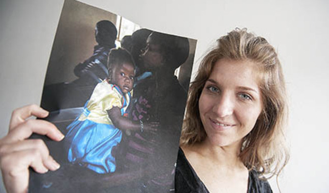 Snövit. Bilden på den lilla flickan i kyrkan i Atemo i Kenya tog Sofia Jern till final i World Photography.


