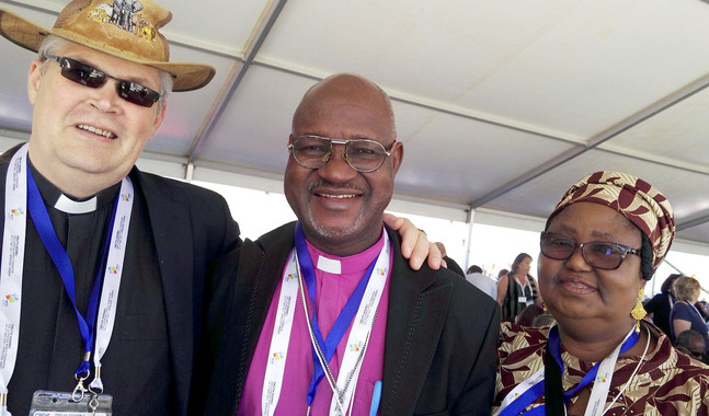 Rolf Steffansson på Lutherska Världsförbundets generalförsamling i Windhoek tillsammans med förbundets nya ordförande biskop Musa Panti Filibus och frun Ruth Filibus. 