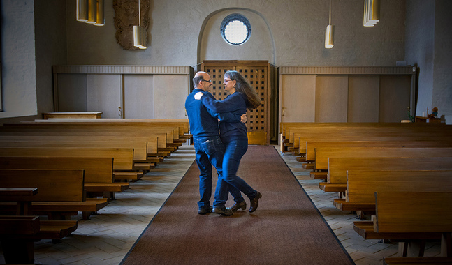 Annette och Lasse Westerholm testar dansstegen inför söndagens högmässa i Kyrkslätt.