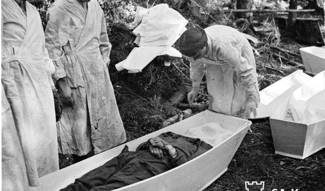 Finländska stupade läggs i kistor i Kollaa, Loimola i juli 1941. FOTO: SA-KUVA