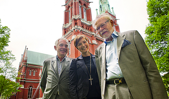 Från vänster Johan Storgårds, Maria Sundblom Lindberg och Ralf Saxén som tog initiativet till en skrivargrupp för män. FOTO: Tomas von Martens