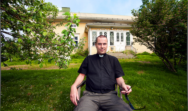 Markus Saarinen har trivts i Sideby prästgård, men den har känts stor för en ensam präst. Nu ska Sideby prästgård säljas. FOTO: JOHAN EKLÖF