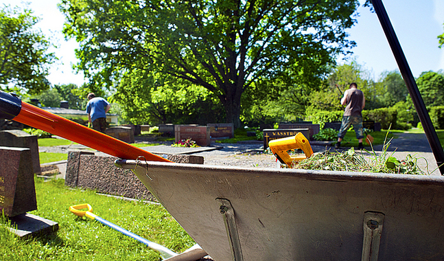 Sommarjobbarnas uppgifter på kyrkogården är bland annat att kratta gångarna och klippa gräs. FOTO: Johan Myrskog