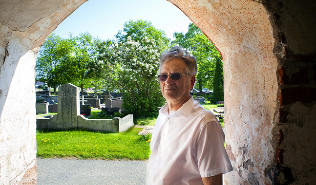 Tor Löjtlin tar också hand om gravgården i Ingå så ofta han kan. FOTO: Johan Myrskog