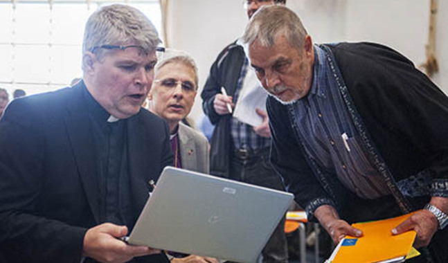 Rolf Steffansson, Matti Repo och Jaakko Mäkelä diskuterar formuleringarna i verksamhetsplanen.