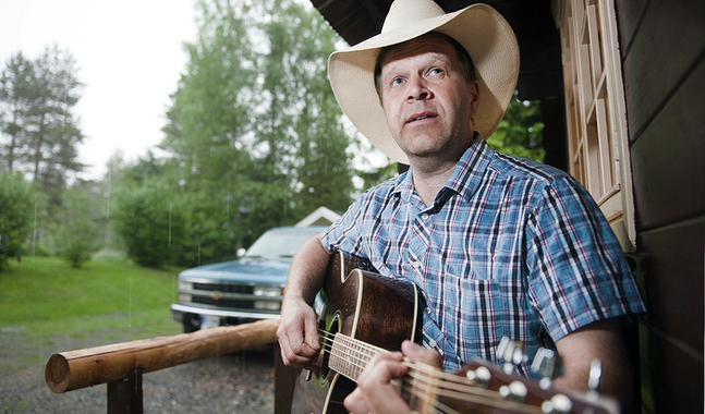 Johan Österbacka gillar cowboykulturen, Bluegrass och amerikanska bilar. Några av den elementen återfinns på välgörenhetskonserten i augusti.  FOTO: Johan Sandberg