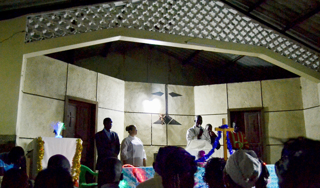 Julgudstjänst i en av Senegals lutherska församlingar. Glitter är inte bara julpynt, det är festpynt som kan användas i kyrkan året om. 