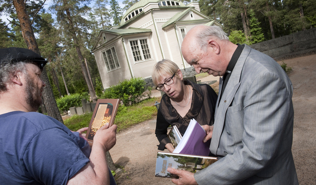 Eugen Söderström, Seija Johnson och Mikko Himanka är några av författarna till boken om gravgårdarna i Karleby. FOTO: Johan Sandberg