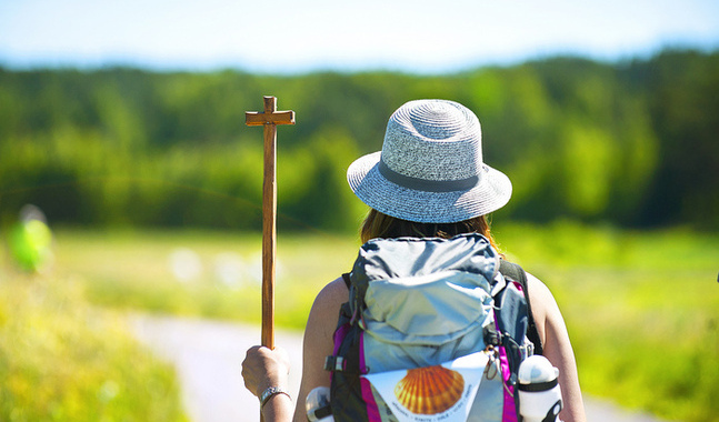 Pilgrimsstaven och pilgrimsmusslan är traditionella symboler som pilgrimer burit under långa tider.