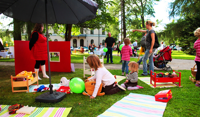 Det var mycket folk på församlingens evenemang under konstens natt i Vasa. Speciellt barnfamiljerna stortrivdes. Alla 3000 ballonger gick åt. 
Foto: Camilla Andersson