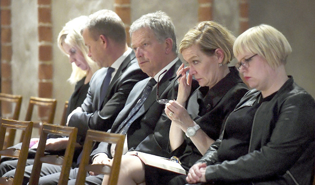 Fredagens bönestund i Åbo domkyrka samlade flera representanter för statsledningen.