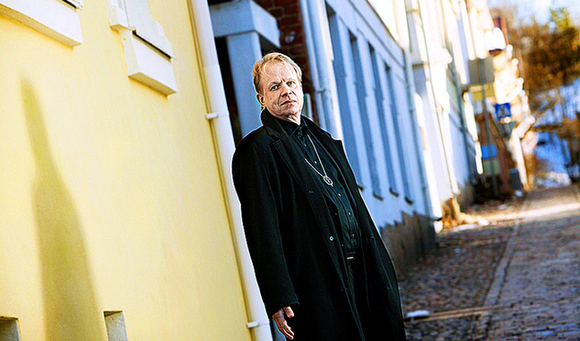Peter Sandström (1963) är född och uppvuxen i Nykarleby. Numera bor han i Åbo.