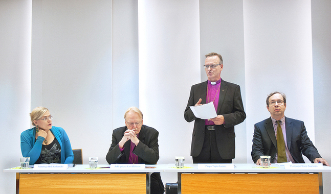 Tapio Luoma, biskop i Esbo stift, presenterar teserna om att främja enheten i kyrkan.