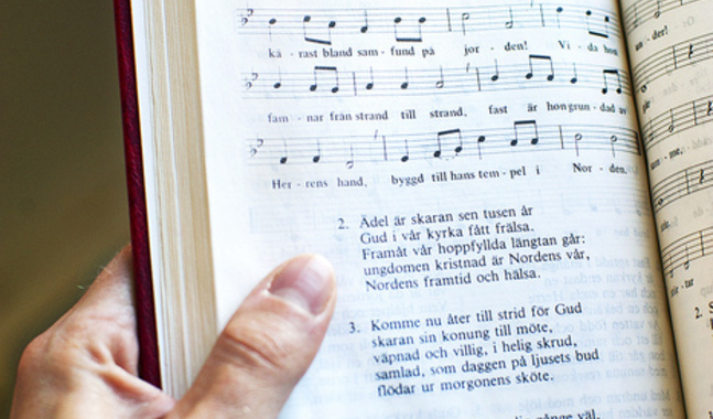 nationalistisk yra präglar den rikssvenska varianten av psalmen Fädernas kyrka, därför ströks den för trettio år sedan. I Finland ingår psalmen i en kortare och mildare variant.