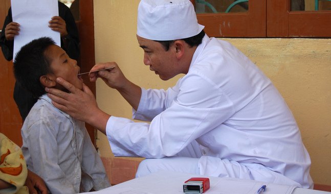 Arbetet i Vietnam upphör. Vägen från byn till närmaste sjukhus är lång och svårframkomlig. Läkaren Chu Po Xa har, med stöd av Finska Missionssällskapet, hållit mottagning uppe i bergen vid skolan i byn Seo Then i Muong Ten-området.