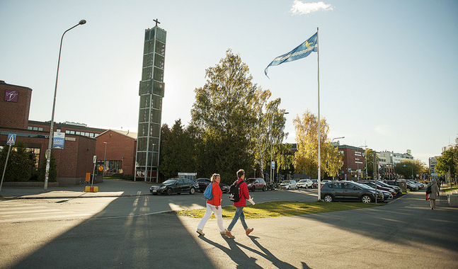 Om församlingarna i Vanda får som de vill rivs också den mögelskadade kyrkan i Dickursby. Hela kvarteret ska rivas och ersättas med nya bostäder och affärsutrymmen.