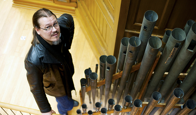Den nya orgelsalen i Musikhuset i Helsingfors är ett av de ställen där Markus Malmgren undervisar sina elever i kyrkomusik. (foto: Christa Mickelsson)