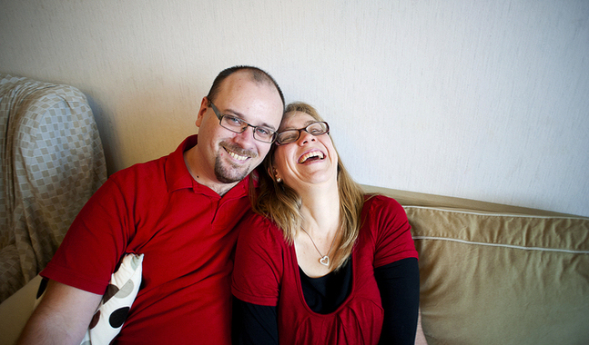 När Johanna och Christoffer Perret gifte sig visste de inte vad de gav sig in på, för det vet man inte. Femton år senare vet de att det inte är lätt men att det går att komma ut ur kriser och hopplöshet. (foto:Sofia Torvalds)