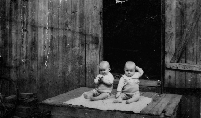Bröderna Vilpanen som ettåringar. De föddes i en finsktalande familj, men växte upp på svenska och är i dag helt svenskspråkiga.