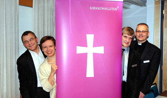 Lekmannaombuden Peter Lindbäck och Åsa A. Westerlund och prästombuden Max-Olav Lassila och Bo-Göran Åstrand tar i Kyrkostyrelsens strukturförslag. (foto: Rolf af Hällström)