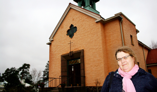 Heli Hämäläinen utanför sin hemkyrka på Brändö i Helsingfors. (foto: Tomas von Martens)